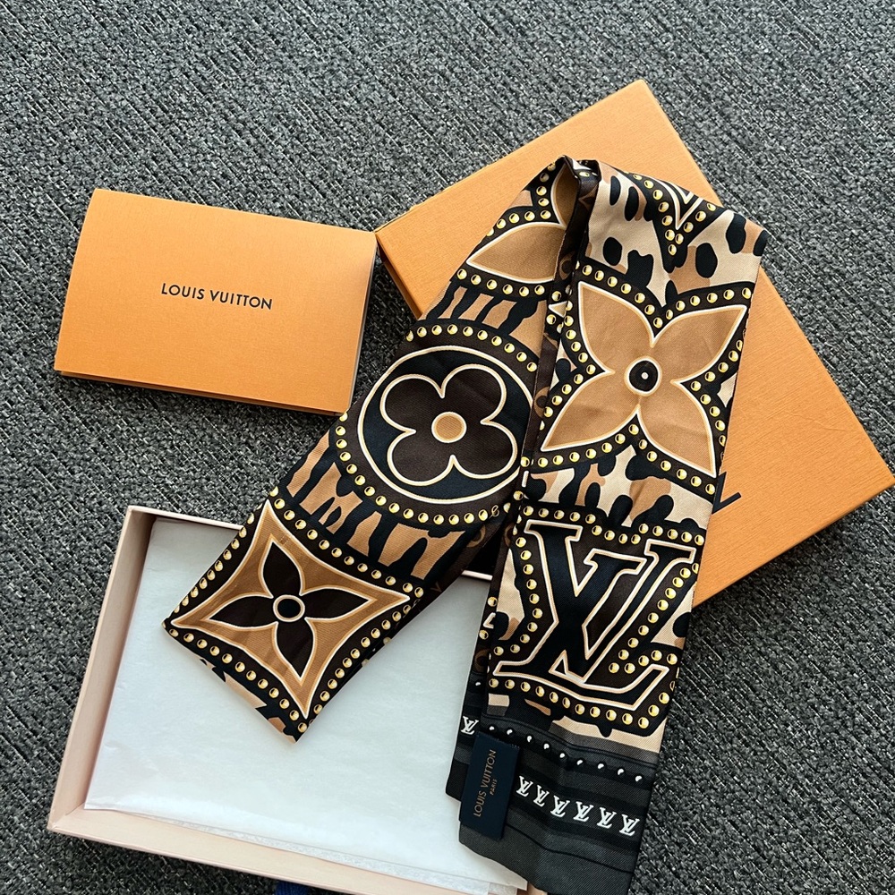 Louis Vuitton Elegant Black and Gold Scarf - Picture 3 of 4